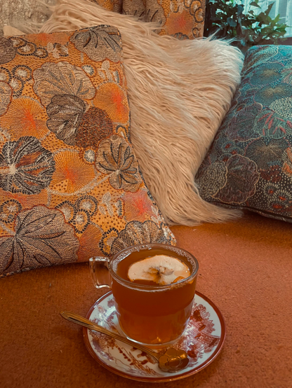 En cette saison automnale, nous vous proposons de vous réchauffer avec notre infusion tatin : pommes caramélisées, jus de pommes et épices.

#infusion #pomme #tatin #boisson #sansalcool #paris #paris18 #art #photo #artculinaire #salondethé 