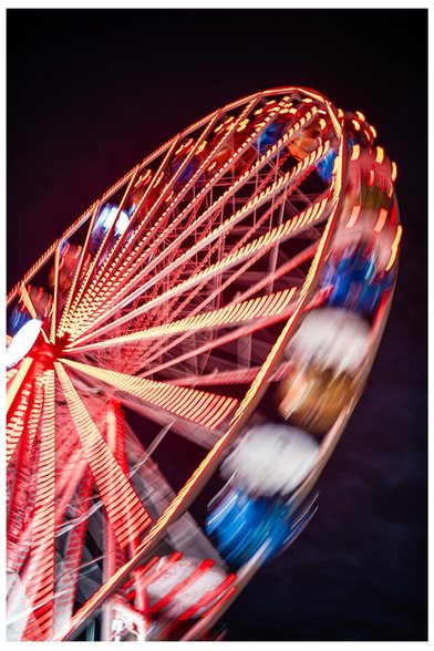 Riesenrad drehend und leuchtend. 