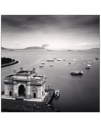 BW pic of the arch in front of the sea.