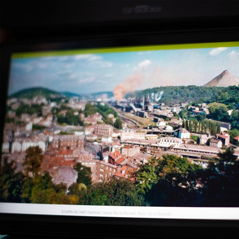 Les images suivantes montrent l'exposition transformée en édition pour les réseaux sociaux, et alternent entre citations des personnes rencontrées et photographies. Ici est abordé la thématique du départ du pays d'origine.