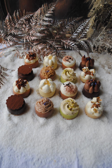 Si vous n’êtes pas trop bûches, vous pouvez aussi nous commander nos miniatures de Noël, fruitées ou gourmandes. Le plateau de dix pièces est à 22€. Les commandes sont à récupérer en boutique au 21, rue Custine à Paris.

#pâtisserie #sansgluten #glutenfree #vegan #végane #noël #art #photo #artculinaire #cuisinefrançaise #chocolat 