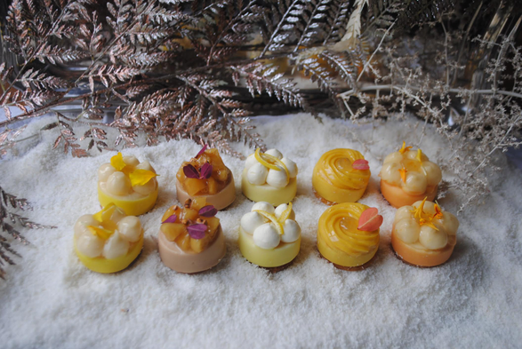 Si vous n’êtes pas trop bûches, vous pouvez aussi nous commander nos miniatures de Noël, fruitées ou gourmandes. Le plateau de dix pièces est à 22€. Les commandes sont à récupérer en boutique au 21, rue Custine à Paris.

#pâtisserie #sansgluten #glutenfree #vegan #végane #noël #art #photo #artculinaire #cuisinefrançaise #chocolat 