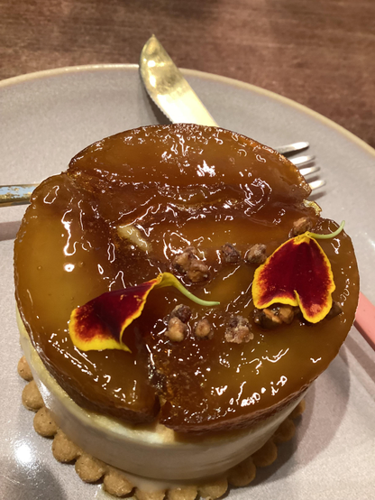 Nous avons encore le Dominique, notre version de la tarte tatin. Profitez-en, c’est la saison ! Pommes et graines de sarrasin caramélisées sur ganache montée. Pâtisserie sans gluten.

#sansgluten #glutenfree #pâtisserie #pomme #sarrasin #tatin #tartetatin #paris #paris18 #art #photo #artculinaire #cuisinefrançaise 
