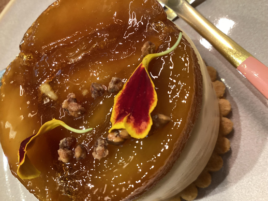 Nous avons encore le Dominique, notre version de la tarte tatin. Profitez-en, c’est la saison ! Pommes et graines de sarrasin caramélisées sur ganache montée. Pâtisserie sans gluten.

#sansgluten #glutenfree #pâtisserie #pomme #sarrasin #tatin #tartetatin #paris #paris18 #art #photo #artculinaire #cuisinefrançaise 