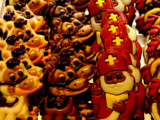 Foto van rijen chocoladefiguurtjes: het paard van Sinterklaas en Sinterklaas