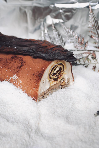 Les commandes de bûches sont ouvertes pour les fêtes de fin d’année. Elles sont à 45€ l’unité, prévues pour six à sept personnes. Deux saveurs au choix : noisette ou citron bergamote. Les commandes sont à retirer au 21, rue Custine à Paris.

#sansgluten #glutenfree #pâtisserie #noël #bûche #noisette #citron #bergamote #art #photo #artculinaire #cuisinefrançaise 