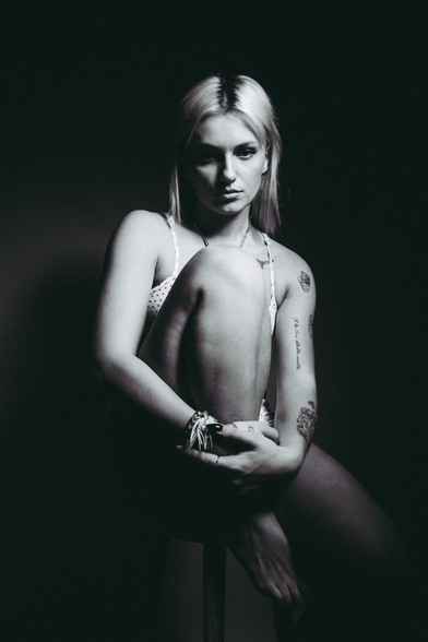 Chica rubia sentada. 