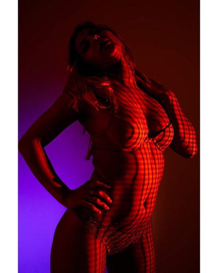 Chica rubia con luz roja y sombras. 