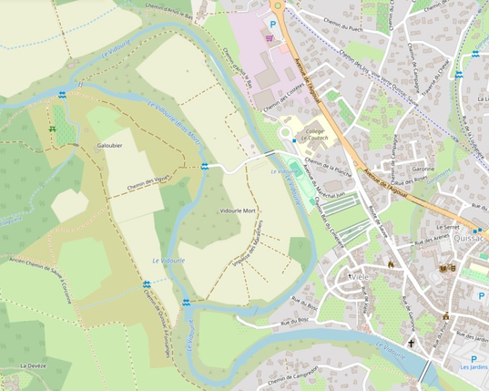 Carte OpenStreetMap de la zone du Vidourle où l'on distingue un bras (mort) juste en amont de la petite ville de Quissac.
