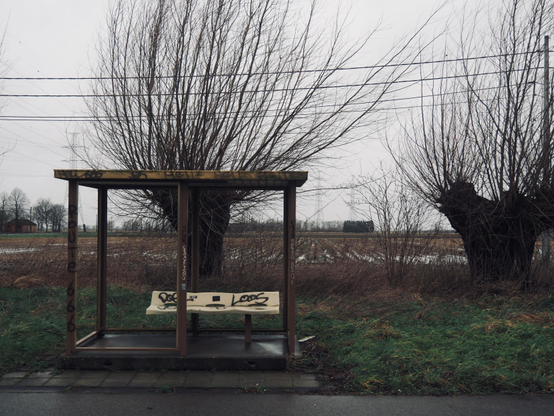 Arrêt de bus délabré dans la campagne belge, à proximité du village abandonné de Doel