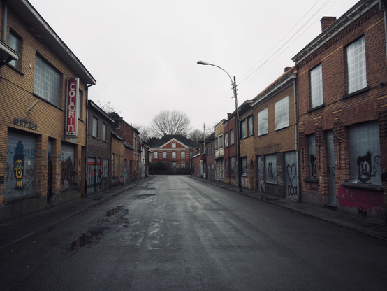 Une rue du village abandonné de Doel en Belgique. Les habitations en briques sont couvertes de graffitis