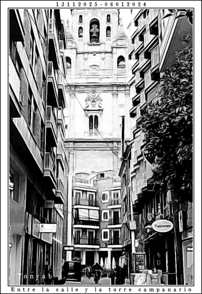 Imagen en blanco y negro de la torre campanario de la Catedral de Murcia. Al fondo se aprecia la torre entre tres edificios y una calle. En el margen inferior aparece un coche y la silueta de un ciclista 