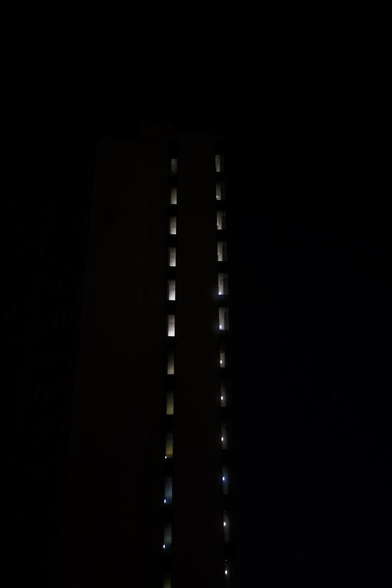 Photo de nuit, abstraite, avec deux colonnes de fenêtres d’où émane de la lumière, faisant penser à une piste de décollage