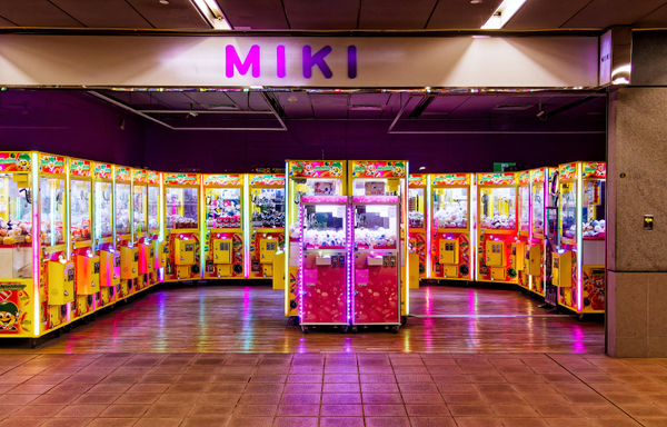 A large niche labeled “Miki” full of claw machines.