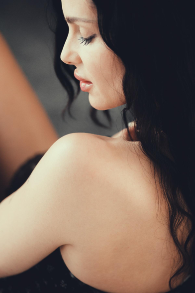 Mujer morena de pelo largo.