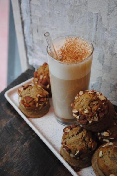 La froidure arrive, les boissons chaudes et réconfortantes sont déjà là ! Par exemple, en illustration, vous avez notre Banana bread Latte : infusion de banana bread, cannelle, caramel beurre salé et lait. Rendez-vous est donné chez Maya !

#pâtisserie #paris #paris18 #banane #boisson #art #photo #artculinaire 