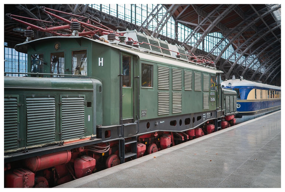 Krokodil der DDR-Bahn im Bahnhof von Leipzig. 