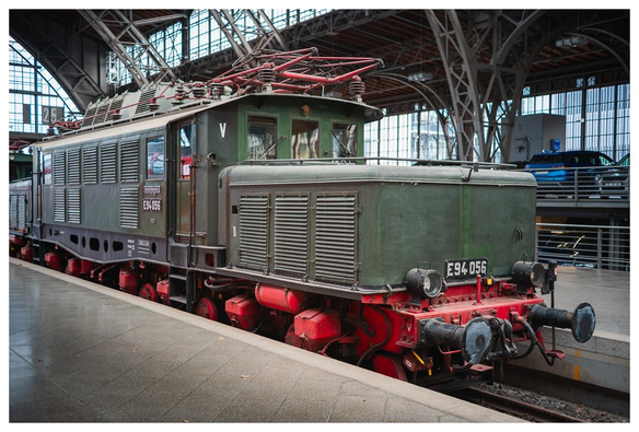 Krokodil der DDR-Bahn im Bahnhof von Leipzig. 
