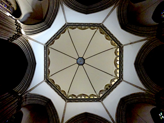 Foto van koepel in kerk van onderaf gezien