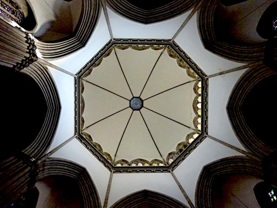 Foto van koepel in kerk van onderaf gezien