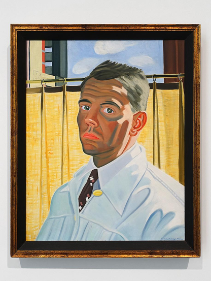 Portret van een man voor een geel gordijn van een raam. De schildersstijl van de man is in kleurenvlakken weergegeven. De man kijkt wat beteuterd. Zijn. gezicht is aardig donker. Hij heeft kort zwart haar naar achter gekamd. Op zijn witte jas prijkt een gele knoop. Dat kan ook een medaille zijn. Boven het gordijn zie je nog net de blauwe lucht met drie wolken.