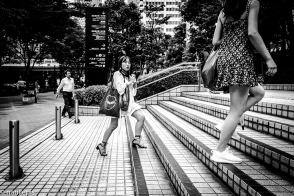 Noia jove amb vestit i sabates de taló curt pujant unes escales