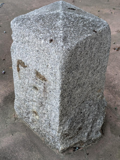 石柱の別の面。棒が2本刺さっていたんだろうか、低い欄干だったんだろう。