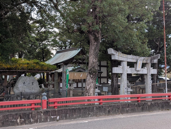 石碑は神社の外から見える。