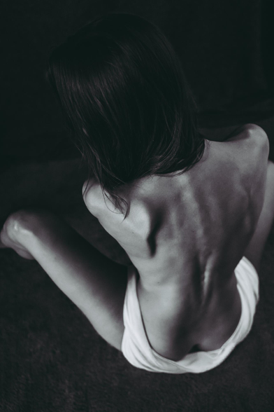 Espalda de mujer morena.