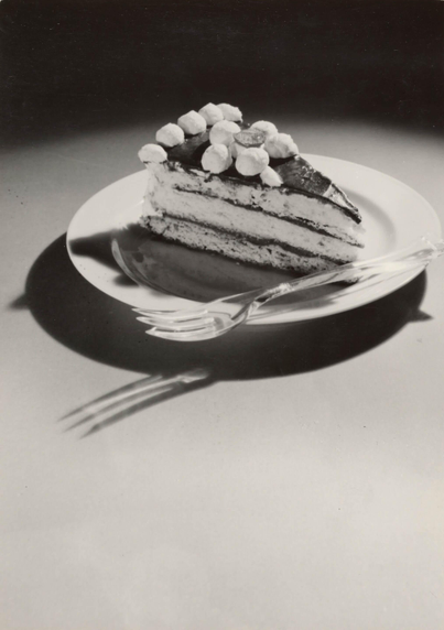 A minor luxury treated with ritual gravity, its tone dry and faintly ironic.
'Slice of Cake'. Gelatin silver print, 24.2 x 17.2 cm, by Paul Wolff, c. 1930
J.P. Getty Museum.