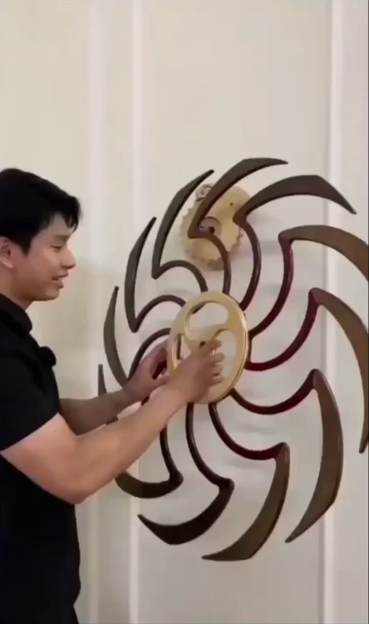 art cinétique en bois tournant jusqu'à 10-12 heures sans électricité après remontage, variation du motif d'illusion de Moire