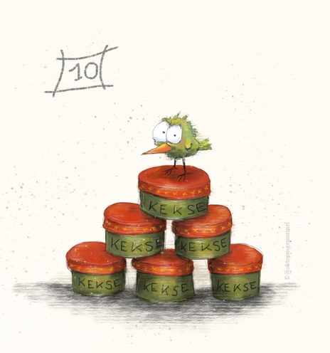 Zeichnung im Comic-Stil. Ein grüner, kleiner Vogel mit langem orangfarbenem Schnabel und übergroßen augen sitzt auf einer Pyramide von sechs Keksdosen. Der Vogel guckt etwas grimmig. Die Dosen sind grün und haben einen roten Deckel, sowie die Aufschrift "Kekse". Oben in der linken Ecke des Bildes steht eine dunkelgraue 10.