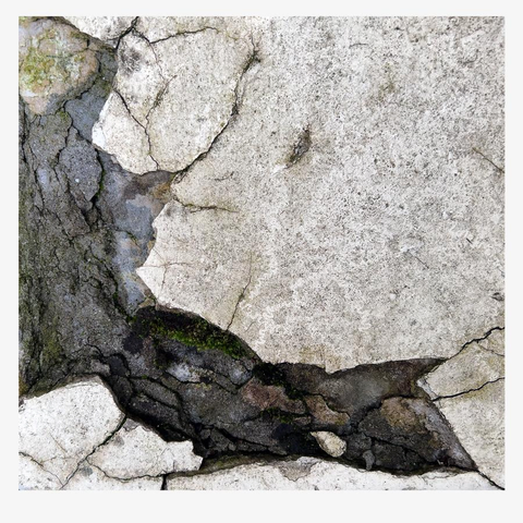 Ein Mauervorsprung: Risse und Furchen im verwitterten Putz bilden ein abstraktes Muster, die Farben sind dunkelblau,  dunkelgrau und grün. Der Putz ist dreckig grau-grün.

A wall projection: cracks and furrows in the weathered plaster form an abstract pattern, the colours are dark blue, dark grey and green. The plaster is a dirty grey-green.