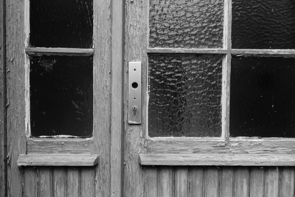 Holztür mit strukturiertem Glas. Digitale Schwarz-Weiss-Aufnahme.