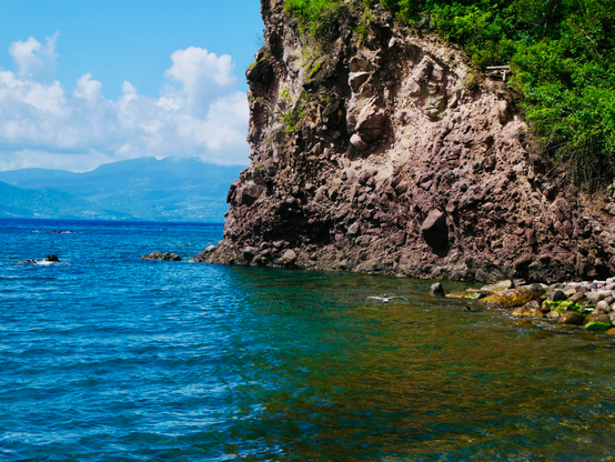 Photo d’une falaise au contact de la mer, la falaise semble avoir un visage 

Photo of a cliff in contact with the sea, the cliff seems to have a face