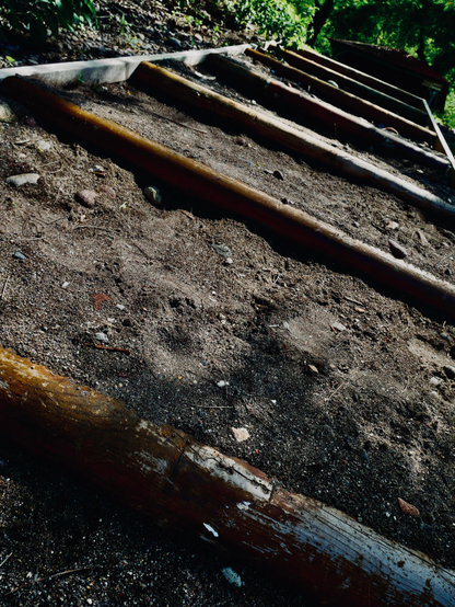 Photo d’un Escalier en bois et sable. Je saurais pas mieux expliquer 

Photo of Wooden and sand staircase. I can't explain better