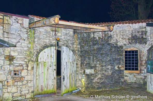Nachtaufnahme mit Blitz, das Burgtor schließt sich automatisch, Burg Bodenstein