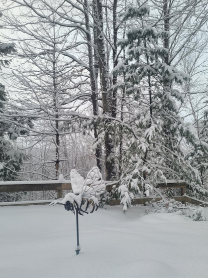 Une abeille faites à 100% de rebut d'acier. Elle se trouve dans un décor féerique d'hiver. 