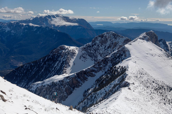 Fotografía de una montañera subiendo una ladera.