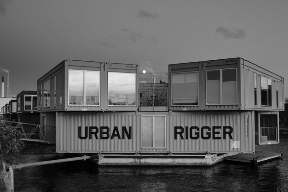 Schwarz.-Weiß Foto von Hausbooten us Containern; balck ans white Photo of House boats made from Container