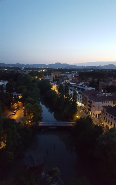 Vista al tramonto di Padova e dei colli Euganei dalla terrazza della Specola.