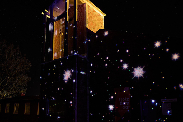 Ein altes Gebäude in der Gedenkstätte wird illuminiert, in diesem Fall mit Sternen