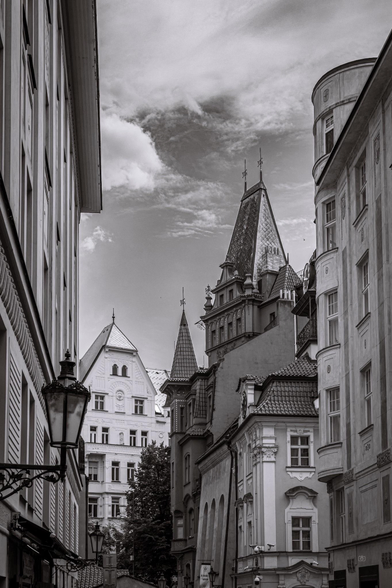 👁️ Late medieval and early Renaissance urban buildings (no, it’s not Montreal, but for some reason it reminded me of it)
📍 Jewish Town Hall, Josefov, Prague
📅 10 Jun 2025
📸 Nikon D5600
⚪️ Nikkor DX 35 mm ƒ1.8G
🎞️ ISO 320, ƒ9, 1/800s