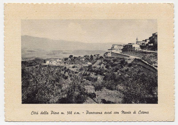 This black and white photograph depicts a panoramic view of the town of Città della Pieve, situated in Italy. It showcases rolling hills with dense vegetation leading up to what appears to be an elevated settlement or fortress on a hilltop towards the upper right corner. A few buildings are visible within this area against a backdrop that suggests distant mountains or large hills.

The foreground features text inscribed at various points around the image, which reads: "Città della Pieve m. 508 s.m." and "Panorama ovest con Monte di Cetona," indicating geographical details such as an elevation of approximately 1642 feet above sea level (meters) and providing a description that it is indeed the western panorama with Mount Cetona.

The photograph appears aged, possibly from an early to mid-20th-century era based on its style. The text at the top left corner suggests it may be part of a postcard series or a printed image meant for distribution as memorabilia or educational material during that time period.