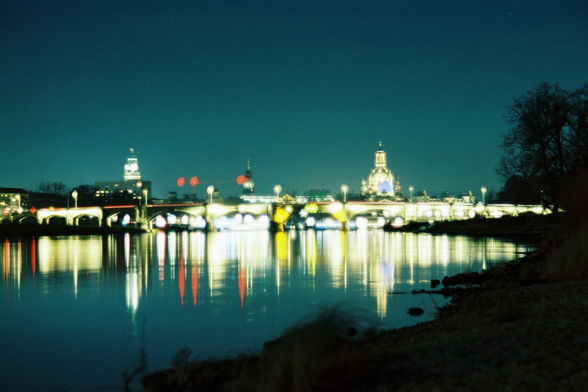 Blick vom Elbestrand zur Frauenkirche bei Nacht