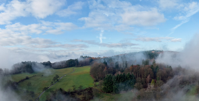 Odenwaldlandschaft mit Nebelfetzen und blauem bewölten Himmel. Landschaftsfotografie von Frank Schindelbeck