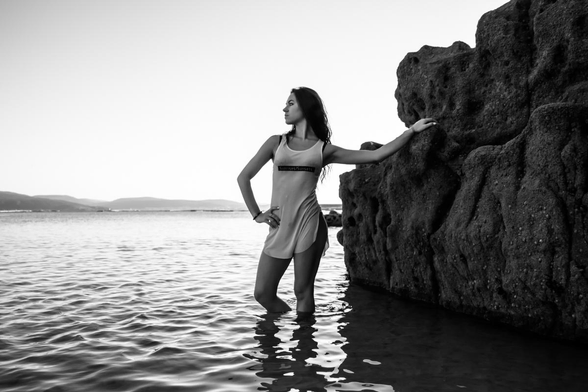 Mujer morena en la playa.