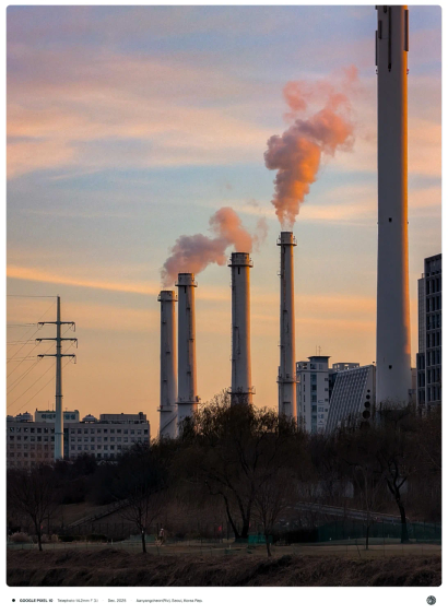 공업 굴뚝 3개에서 연기가 나오고 있는 모습.