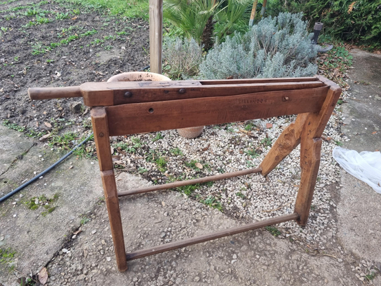 Hache-foin manuel entièrement conçu avec du bois