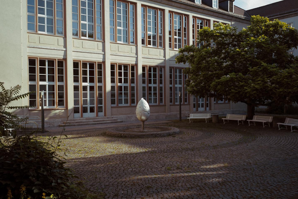 Ein Blick in den ehemaligen Innenhof der Bauhaus-Universität Weimar.Gezeigt wird das "Ei", eine Skulptur in Form eines Brunnens.